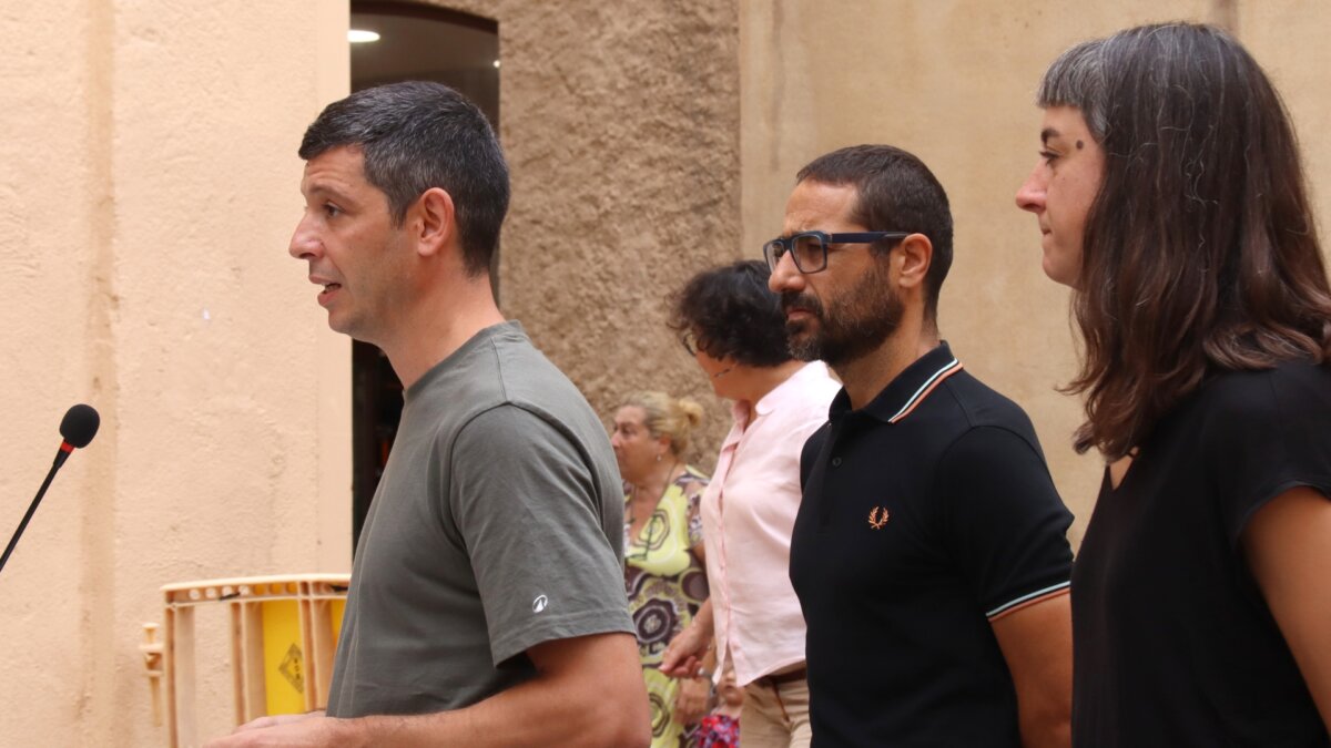 El nou diputat de la CUP, Xavier Pellicer, compareix amb Non Casadevall i Su Moreno aquest dissabte a Vilassar de Dalt (Nico Tomás, ACN)