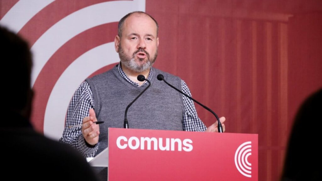 El portaveu dels Comuns, Joan Mena, en roda de premsa (Comuns)