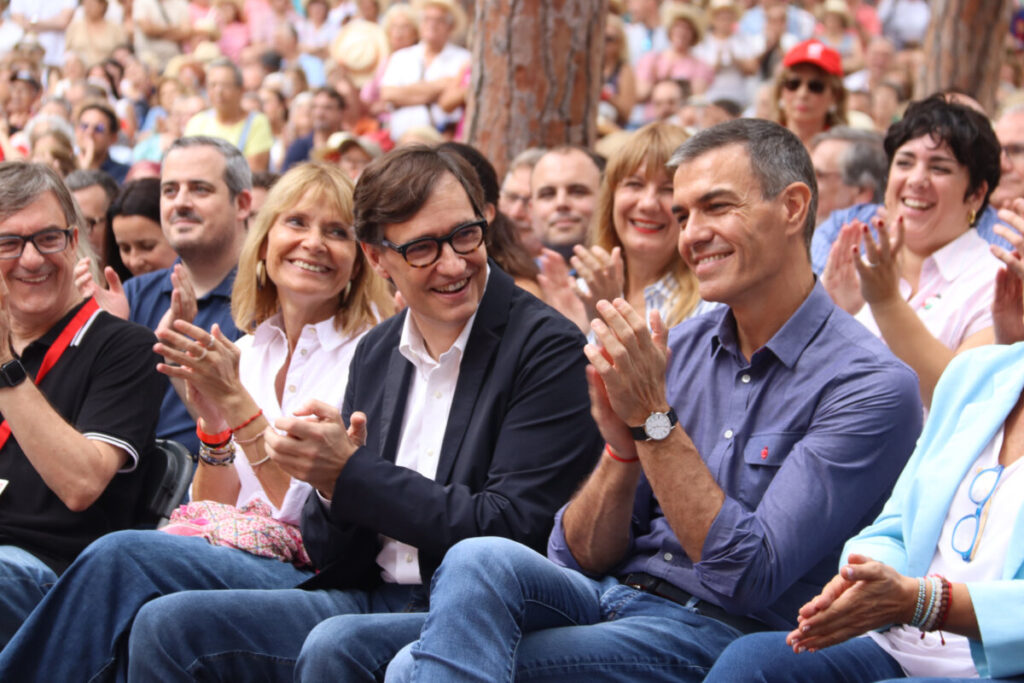 El president de la Generalitat, Salvador Illa, i el president del Govern d’Espanya, Pedro Sánchez, a la Festa de la Rosa (Maria Pratdesaba, ACN)