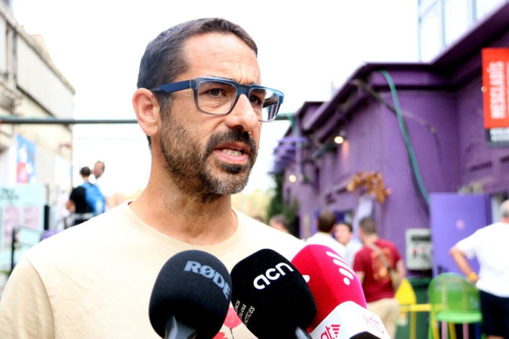 El secretario general de la CUP, Non Casadevall, haciendo declaraciones a los medios de comunicación (María Belmez, ACN)