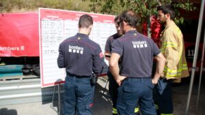 Los bomberos trabajando en la búsqueda de un recolector de setas desaparecido en Gombrèn (Lourdes Casademont, ACN)