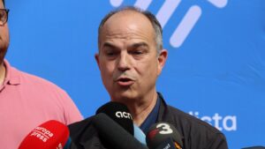 Jordi Turull atén els mitjans a la cloenda de l'Escola d'Estiu de la JNC (ACN)