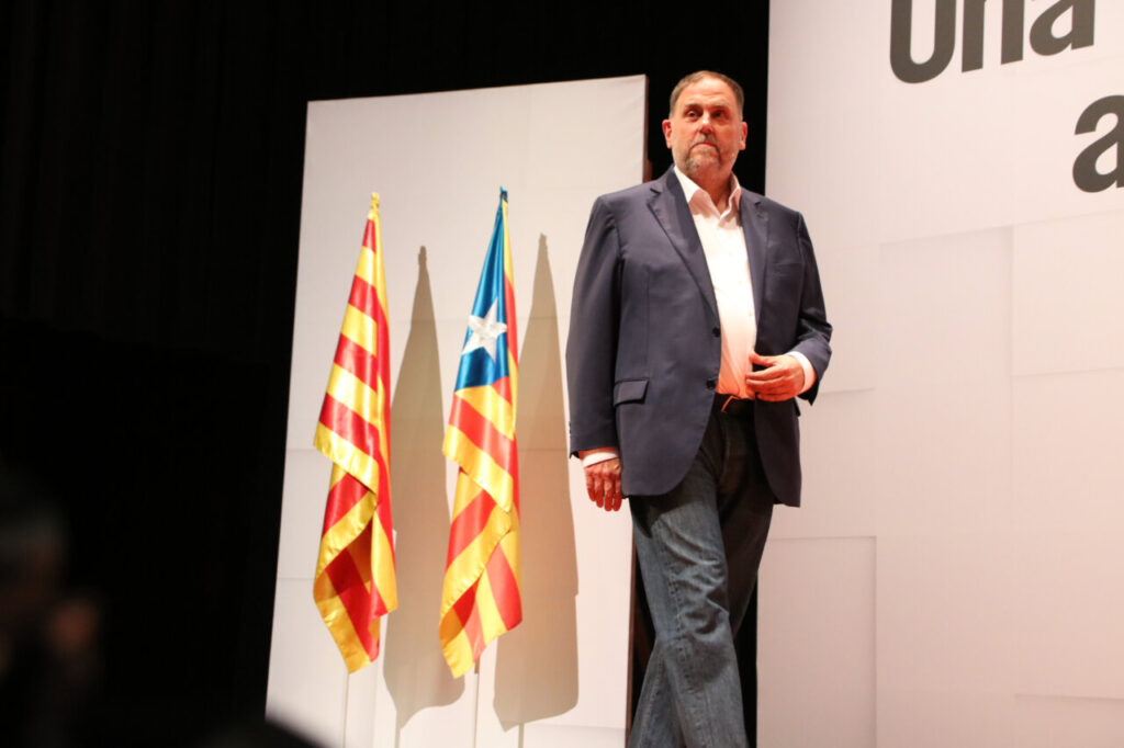 Oriol Junqueras en un acto político con banderas catalanas