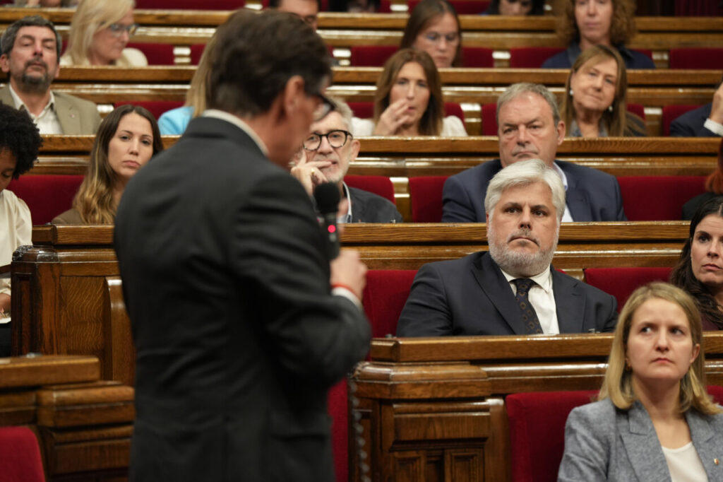 Debate en el Parlamento de Cataluña con varios representantes presentes