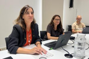 La consellera Nuria Montserrat en una sesión de trabajo con periodistas.