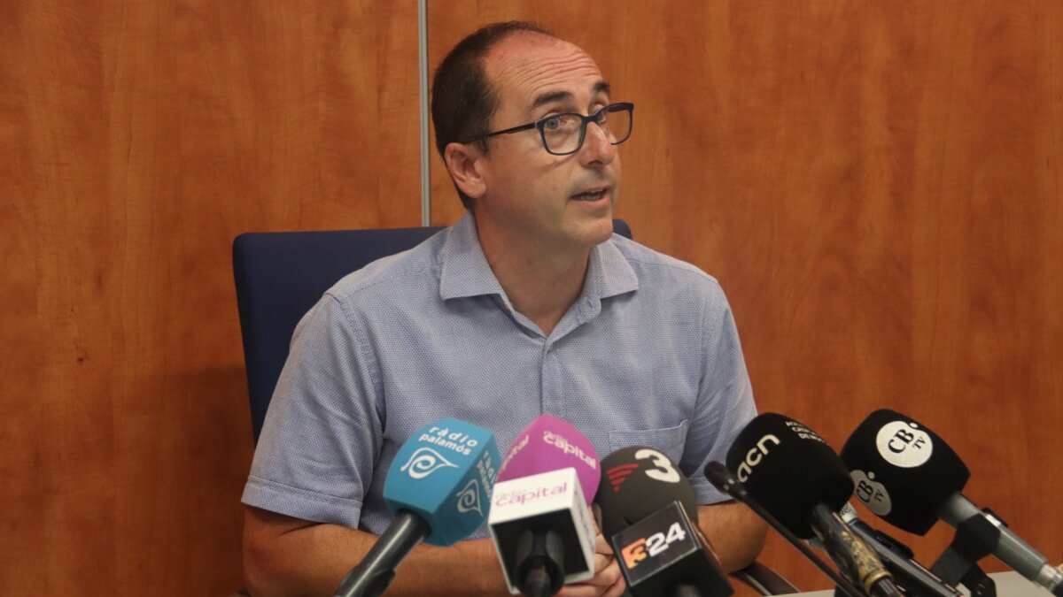 L'alcalde de Palamós, Lluís Puig, en la roda de premsa on ha anunciat la renúncia al càrrec (Aleix Freixas, ACN)