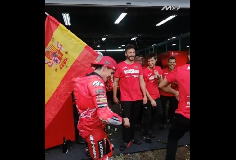 Marc Márquez celebrando una victoria en MotoGP con su equipo