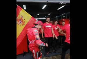 Marc Márquez celebrando una victoria en MotoGP con su equipo