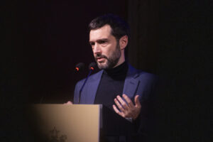 Pablo Bustinduy hablando en un evento sobre derechos sociales