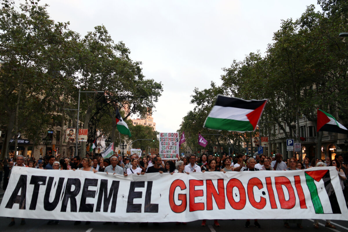 pancarta-de-la-manifestacio-que-demana-aturar-el-genocidi