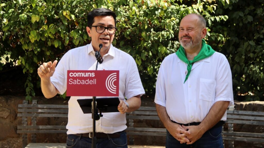 Pisarello i Mena en un contacte informatiu a Sabadell després de reunir-se amb la comunitat educativa local (Mar Martí, ACN)