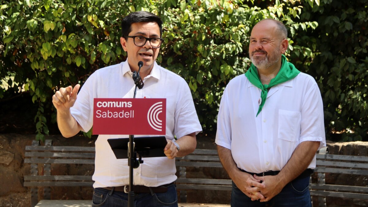 Pisarello i Mena en un contacte informatiu a Sabadell després de reunir-se amb la comunitat educativa local (Mar Martí, ACN)