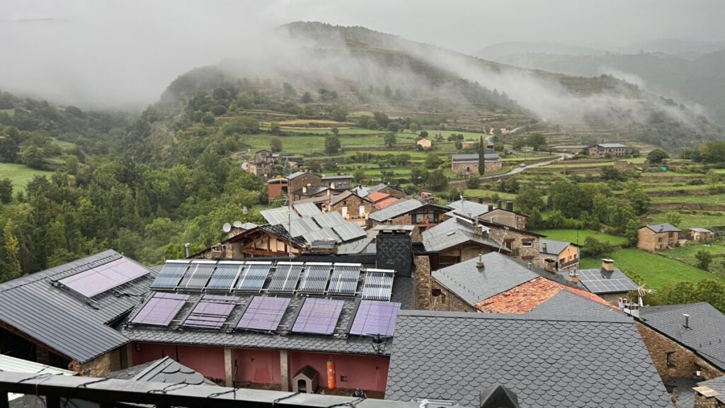 Pueblo de Estamariu (Alt Urgell) durante las tormentas (Albert Lijarcio, ACN)