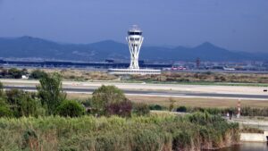 Torre de control y la tercera pista del aeropuerto del Prat (Àlex Recolons, ACN)