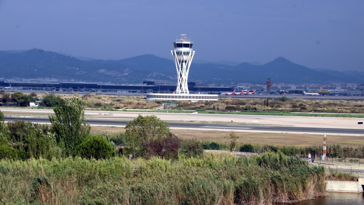 Torre de control y la tercera pista del aeropuerto del Prat (Àlex Recolons, ACN)
