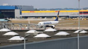 Un avió de Ryanair a la pista de l'aeroport de Zaventem, a Brussel·les (Blanca Blay, ACN)