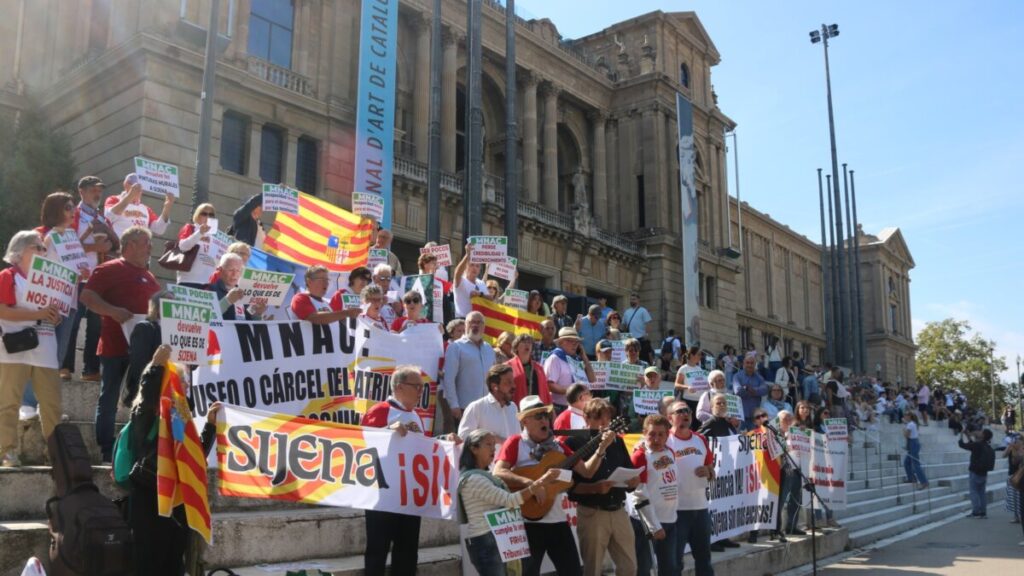 Unas 50 personas reclaman frente al MNAC la devolución de las pinturas a Sixena (Maria Asmarat, ACN)