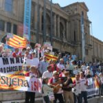 Unas 50 personas reclaman frente al MNAC la devolución de las pinturas a Sixena (Maria Asmarat, ACN)