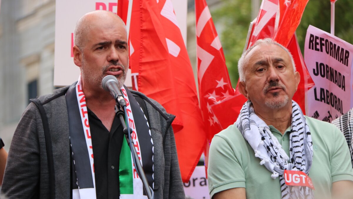 Unai Sordo i Pepe Álvarez a la concentració de CCOO i UGT a les portes del Congrés abans del debat sobre les esmenes a la totalitat a la reducció de jornada (Miquel Vera, ACN)