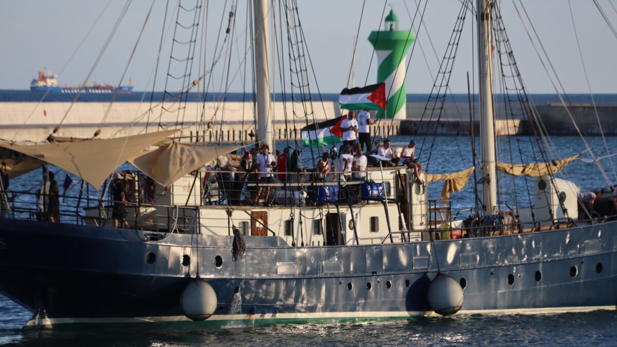 Barco de la flotilla de ayuda humanitaria para Gaza saliendo del puerto de Barcelona (Nazaret Romero, ACN)