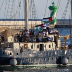 Barco de la flotilla de ayuda humanitaria para Gaza saliendo del puerto de Barcelona (Nazaret Romero, ACN)