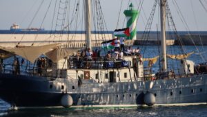 Vaixell de la flotilla d'ajuda humanitària per a Gaza sortint del port de Barcelona (Nazaret Romero, ACN)
