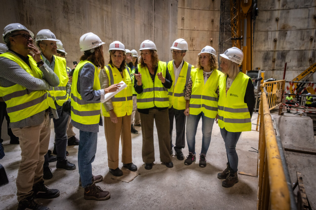 Grupo de personas con chalecos amarillos en una obra del metro en Barcelona