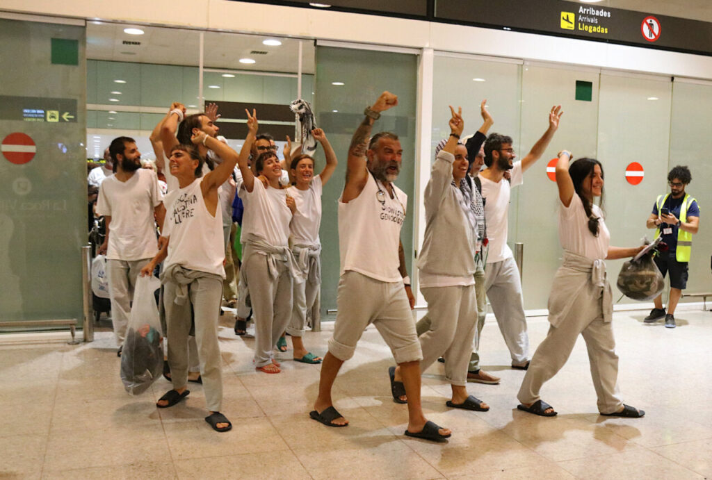 Activistes de la Flotilla arribant a l'aeroport del Prat amb actitud festiva.