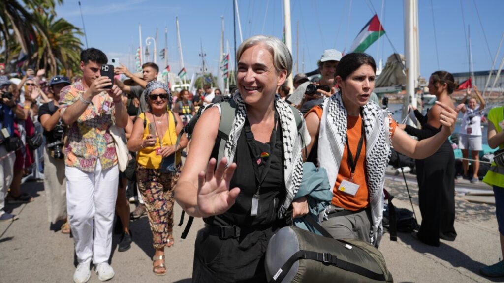 Ada Colau dirigiéndose a uno de los barcos de la Flotilla hacia Gaza (Eli Don, ACN)