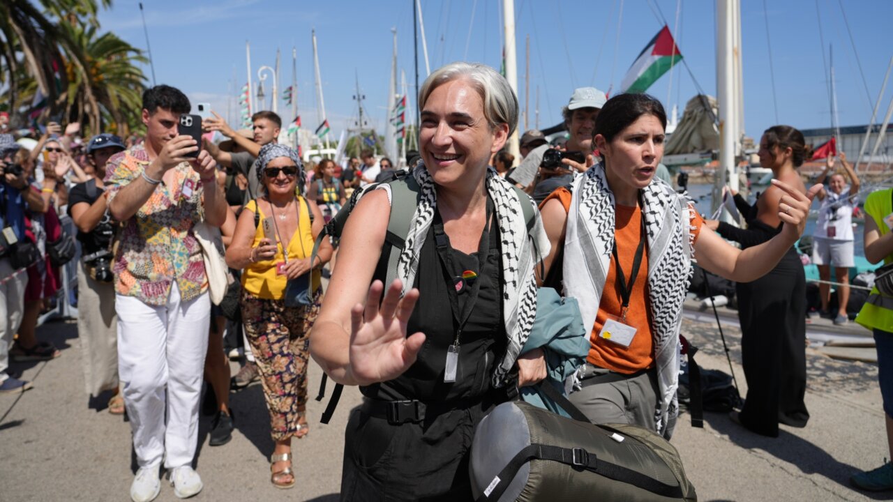 L'exalcaldessa de Barcelona Ada Colau dirigint-se a un dels vaixells de la Flotilla cap a Gaza (Eli Don, ACN)