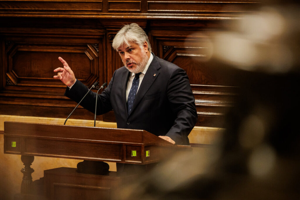 Albert Batet parlant durant una sessió al Parlament de Catalunya