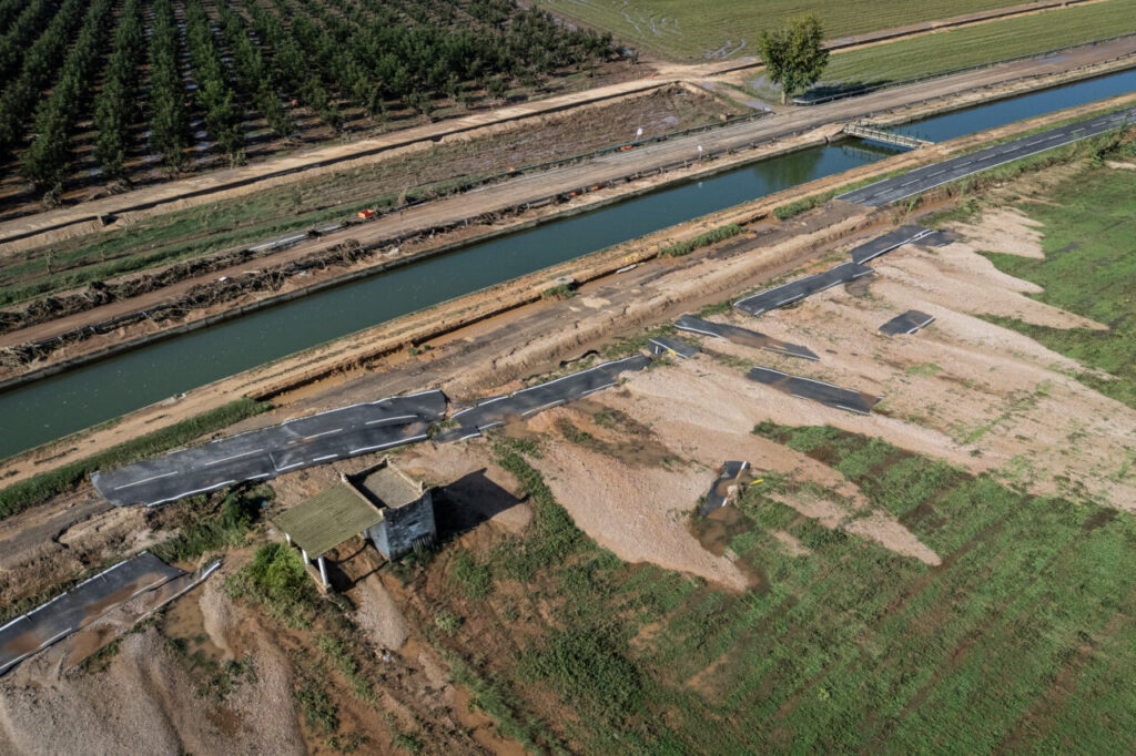 Vista aèria de la carretera afectada pels aiguats al Montsià