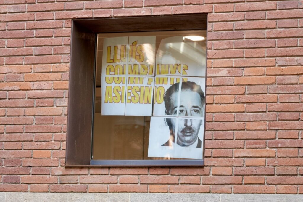 Cartell amb el text Lluís Companys assassí a la finestra del Parlament