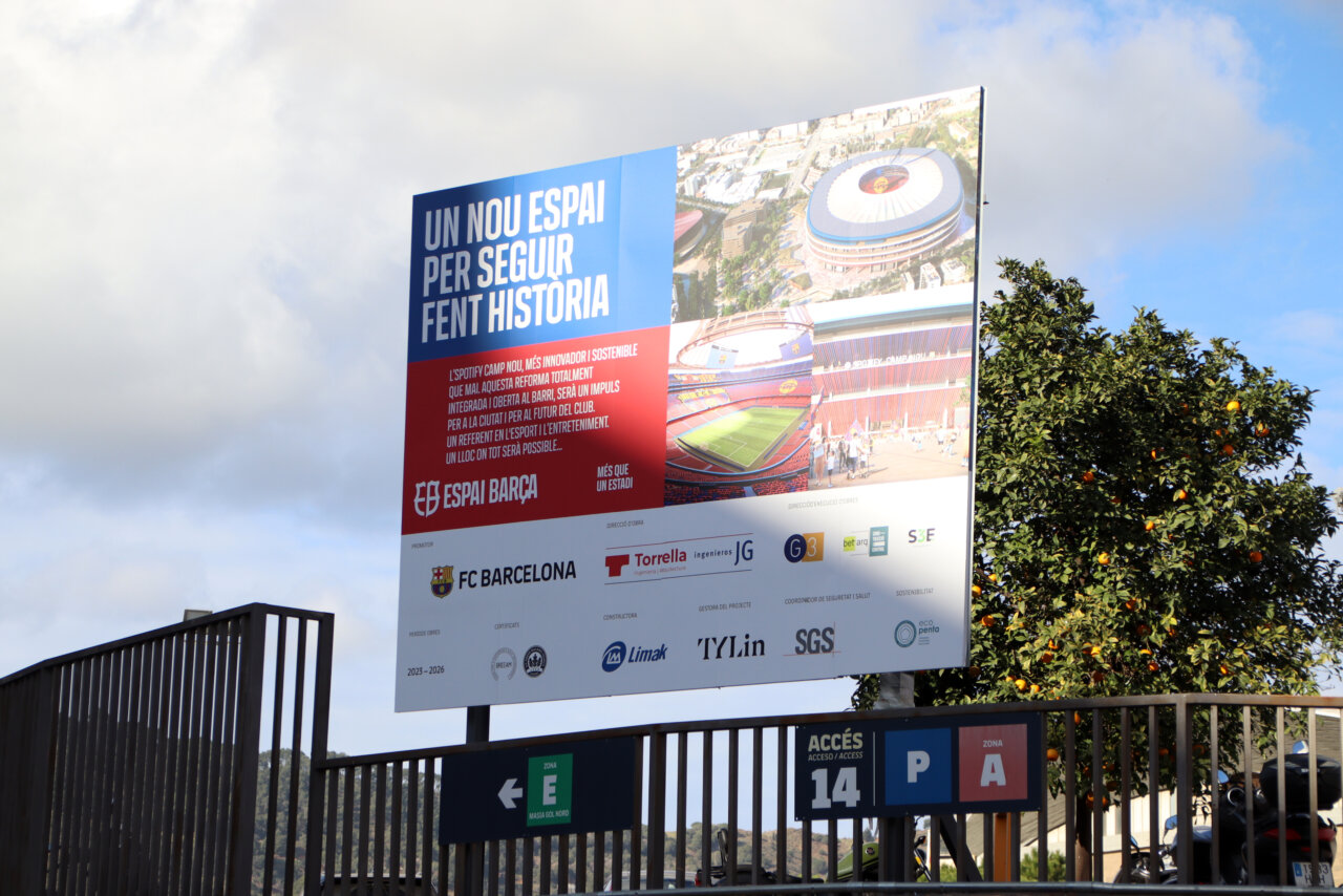 Cartell informatiu sobre la remodelació del Camp Nou amb imatges del nou disseny.