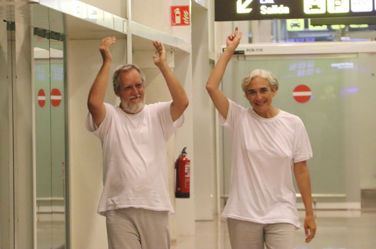 Ada Colau i Jordi Coronas celebrant la seva llibertat a l'aeroport
