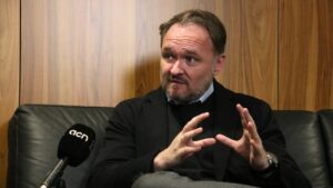 El comisario de Energía y Vivienda, Dan Jørgesen, durante una entrevista con la Agència Catalana de Notícies en la sede de la Comisión Europea (Marta Vidal y Albert Cadanet, ACN)