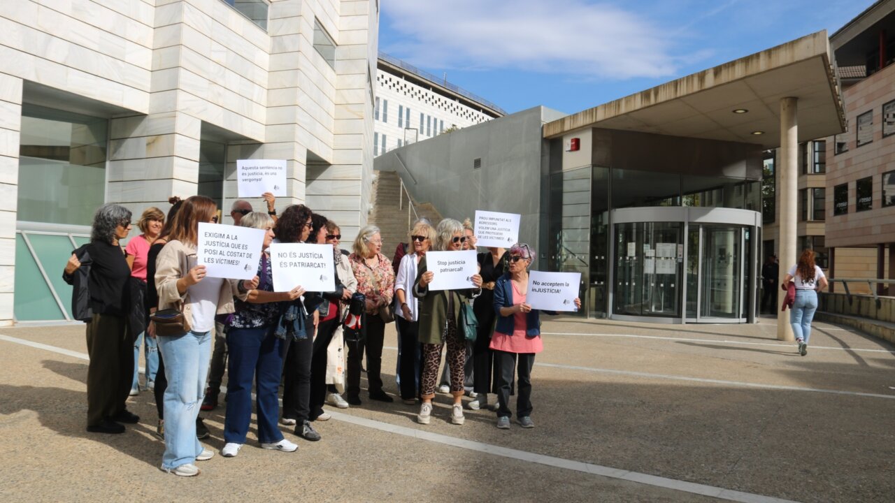 Concentració contra la posada en llibertat de l'home acusat de violar la seva filla a Lleida (Alba Mor, ACN)