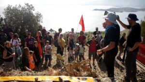 Concentración en el mirador de los cañones en Colera (Berta Artigas Fontàs, ACN)
