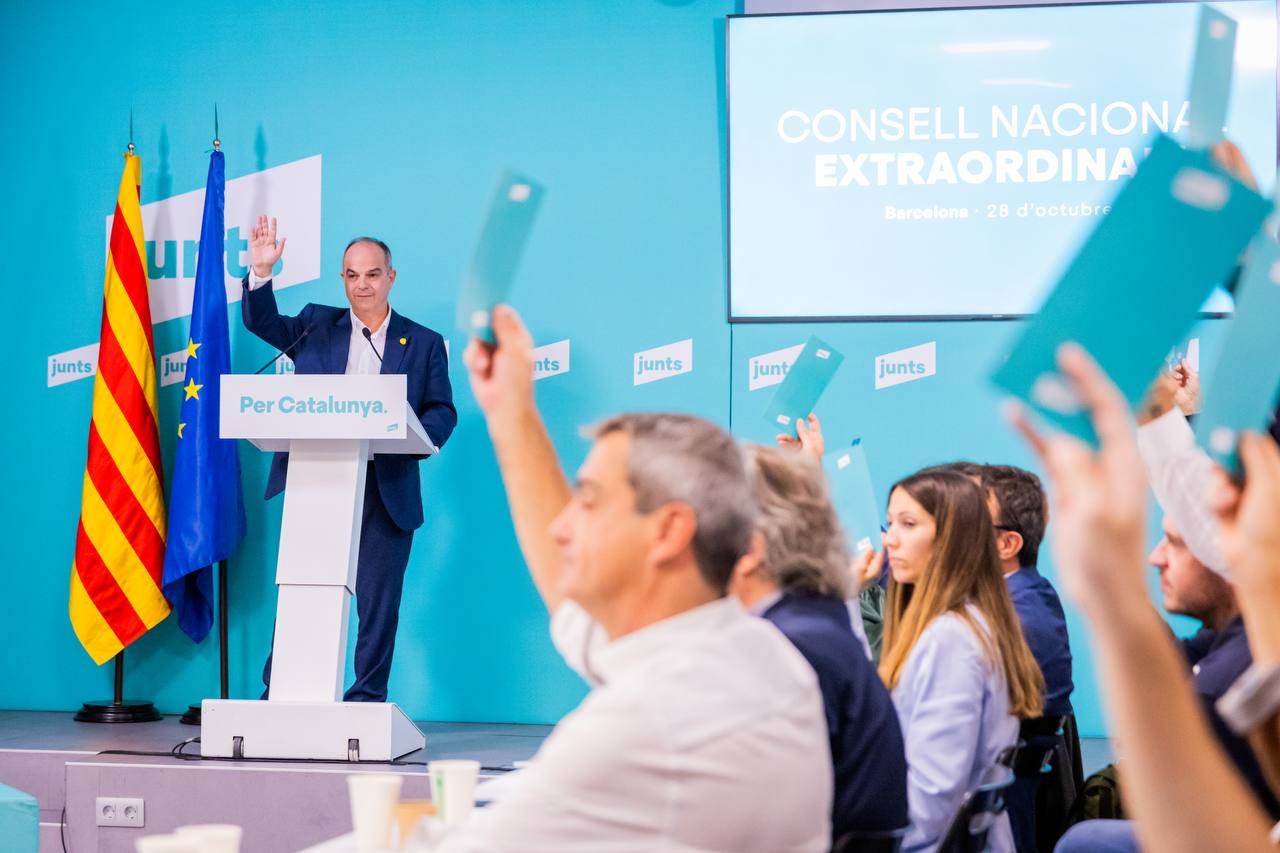 Membres del Consell Nacional de Junts votant en una reunió extraordinària.
