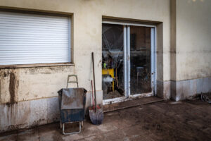 Exterior d'una casa afectada pel temporal Alice a Alcanar