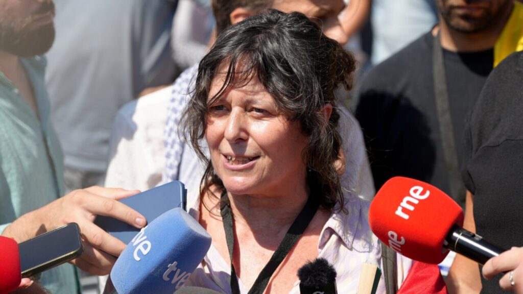 La diputada de la CUP Pilar Castillejo atendiendo a los medios de comunicación antes de la salida de la Flotilla (Gemma Sánchez Bonel, ACN)