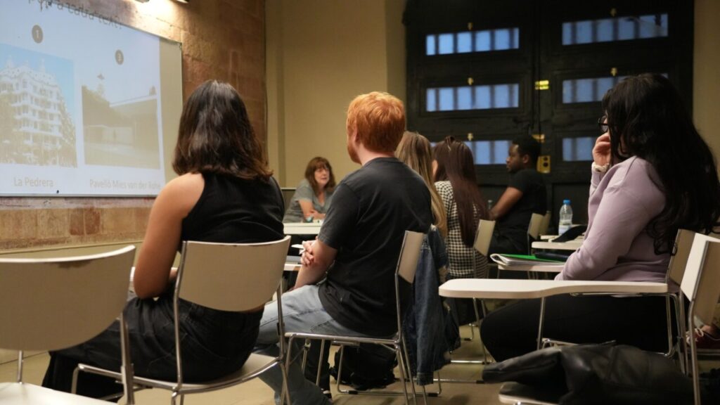 Varias personas estudiando catalán en una clase del Consorcio para la Normalización Lingüística (Eli Don, ACN)