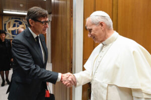 Salvador Illa y el Papa León XIV en el Vaticano durante una audiencia privada.