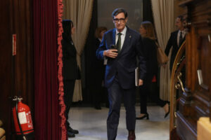 El president de la Generalitat, Salvador Illa, entrant al Parlament.