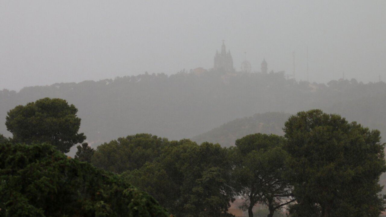 El Tibidabo en un momento de fuertes lluvias (Pere Francesch, ACN)