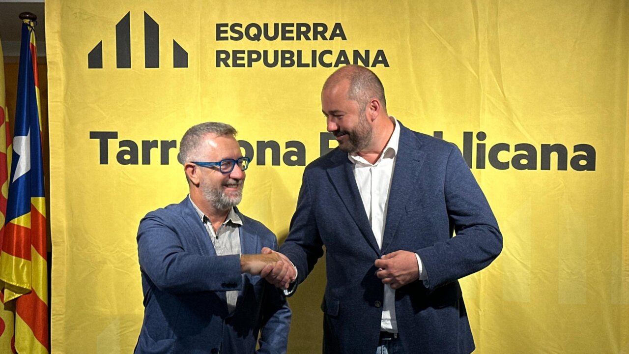 Els dos candidats d'ERC a les primàries per escollir el cap de llista a les eleccions municipals del 2027, Xavier Puig i Saül Garreta, donant-se la mà després de la jornada electoral (ACN)
