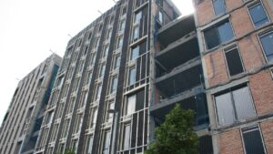 La fachada de uno de los edificios en construcción del barrio de la Marina del Prat Vermell (Sara Corsellas, ACN)