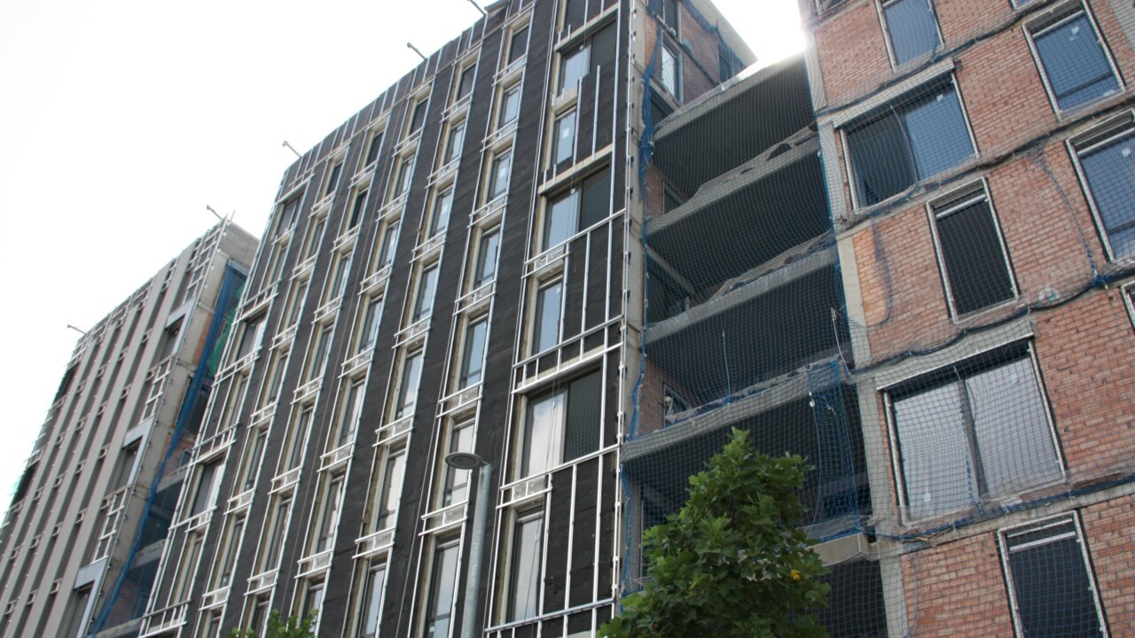 La fachada de uno de los edificios en construcción del barrio de la Marina del Prat Vermell (Sara Corsellas, ACN)