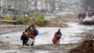 Familias palestinas huyendo del norte de la Franja de Gaza para dirigirse al sur (Ashraf Amra, UNRWA)