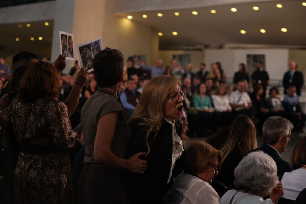 Familiars de les víctimes de la dana cridant durant el funeral a València.